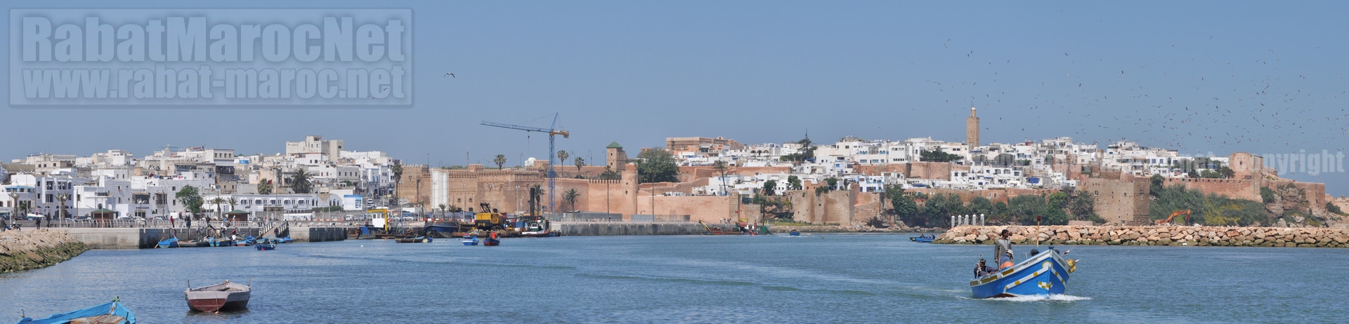 Panorama 2 oudayas avec quais et port a gauche et barque au milieu