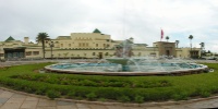 2008 palais royal jet d eau en action.JPG