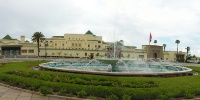 palais royal fontaine en action.JPG
