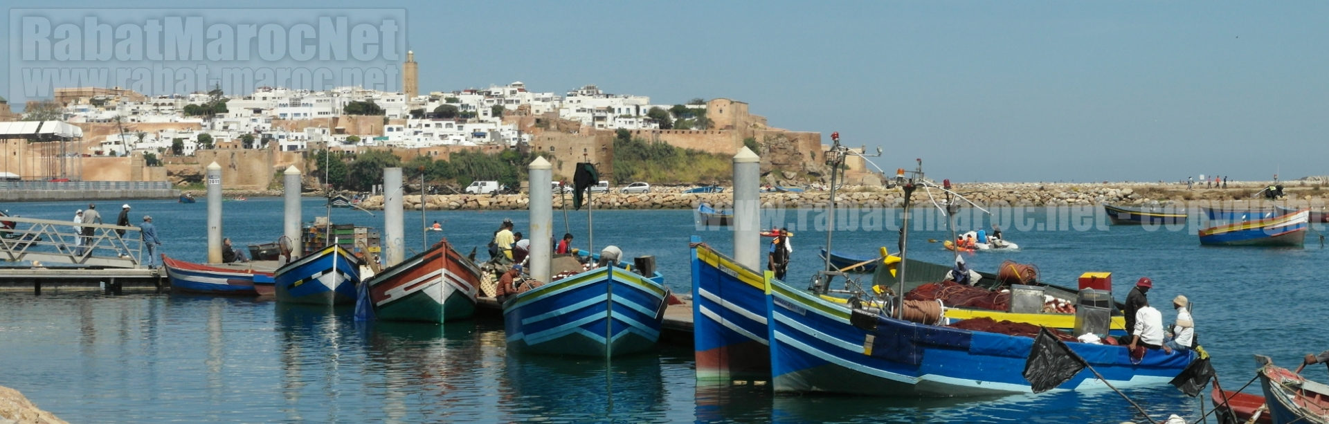 passerelle quai bateaux bouregeg barques sur fond oudayas