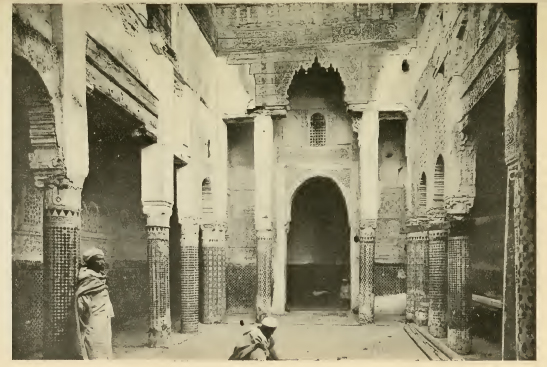 cour de la medersa de sale